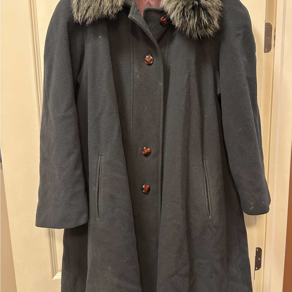 Elegant Black Women's Coat with Faux Fur Collar